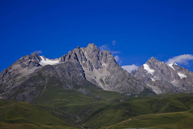 无人,横图,彩色,室外,白天,旅游,度假,美景,名胜古迹,山,山脉,田园,雪山,标志建筑,地标,建筑,中国,亚洲,节日,遗迹,图片,古迹,文化,文物,娱乐,建设,古建筑,白云,风景,蓝天,天空,自然,祈祷,享受,休闲,健康,远景,旅游胜地,放松,许愿,摄影,宗教,地理,佛教,信仰,四川省,纪念,风光,宁静,祈求,空旷,自然风光,古文明,东亚,四川,喇嘛教,藏传佛教,甘孜藏族自治州,玛尼石,中华人民共和国,西南地区,川,甘孜,甘孜州,释教,平安,藏语系佛教,西藏佛教,嘛呢石,玛尼堆,bj174