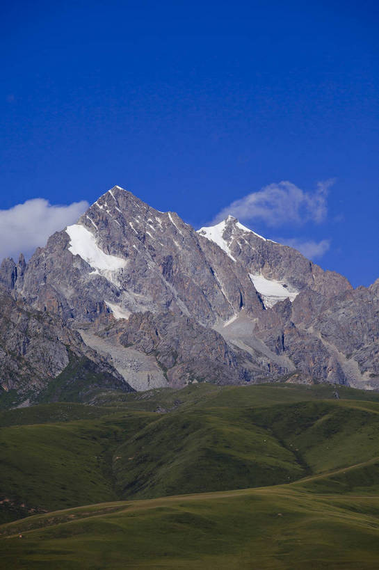 无人,竖图,彩色,室外,白天,旅游,度假,美景,名胜古迹,山,山脉,田园,雪山,标志建筑,地标,建筑,中国,亚洲,节日,遗迹,图片,古迹,文化,文物,娱乐,建设,古建筑,白云,风景,蓝天,天空,自然,祈祷,享受,休闲,健康,远景,旅游胜地,放松,许愿,摄影,宗教,地理,佛教,信仰,四川省,纪念,风光,宁静,祈求,空旷,自然风光,古文明,东亚,四川,喇嘛教,藏传佛教,甘孜藏族自治州,玛尼石,中华人民共和国,西南地区,川,甘孜,甘孜州,释教,平安,藏语系佛教,西藏佛教,嘛呢石,玛尼堆,bj174