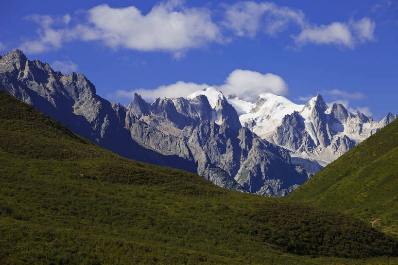 无人,横图,彩色,室外,白天,旅游,度假,草地,美景,名胜古迹,山,山脉,雪山,标志建筑,地标,建筑,中国,亚洲,节日,遗迹,图片,古迹,文化,文物,娱乐,建设,古建筑,白云,风景,蓝天,天空,自然,祈祷,享受,休闲,健康,远景,旅游胜地,放松,许愿,摄影,宗教,地理,佛教,信仰,四川省,纪念,风光,宁静,祈求,空旷,自然风光,古文明,东亚,四川,喇嘛教,藏传佛教,甘孜藏族自治州,玛尼石,中华人民共和国,西南地区,川,甘孜,甘孜州,释教,平安,藏语系佛教,西藏佛教,嘛呢石,玛尼堆,bj174