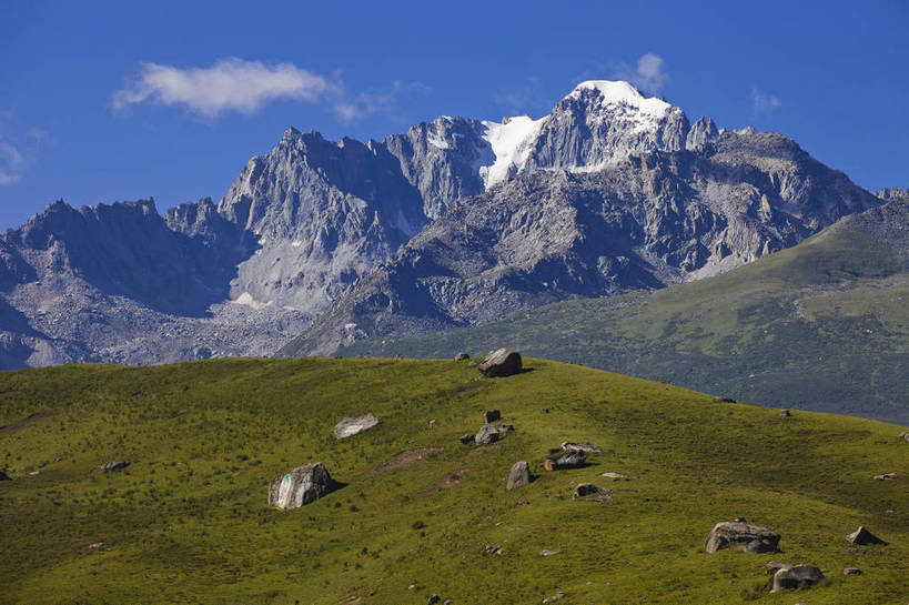 无人,横图,彩色,室外,白天,旅游,度假,草地,美景,名胜古迹,山,山脉,雪山,标志建筑,地标,建筑,中国,亚洲,节日,遗迹,图片,古迹,文化,文物,娱乐,建设,古建筑,白云,风景,蓝天,天空,自然,祈祷,享受,休闲,健康,远景,旅游胜地,放松,许愿,摄影,宗教,地理,佛教,信仰,四川省,纪念,风光,宁静,祈求,空旷,自然风光,古文明,东亚,四川,喇嘛教,藏传佛教,甘孜藏族自治州,玛尼石,中华人民共和国,西南地区,川,甘孜,甘孜州,释教,平安,藏语系佛教,西藏佛教,嘛呢石,玛尼堆,bj174