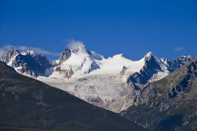 无人,横图,彩色,室外,白天,旅游,度假,美景,名胜古迹,山,山脉,雪山,标志建筑,地标,建筑,中国,亚洲,节日,遗迹,图片,古迹,文化,文物,娱乐,建设,古建筑,白云,风景,蓝天,天空,自然,祈祷,享受,休闲,健康,远景,旅游胜地,放松,许愿,摄影,宗教,地理,佛教,信仰,四川省,纪念,风光,宁静,祈求,空旷,自然风光,古文明,东亚,四川,喇嘛教,藏传佛教,甘孜藏族自治州,玛尼石,中华人民共和国,西南地区,川,甘孜,甘孜州,释教,平安,藏语系佛教,西藏佛教,嘛呢石,玛尼堆,bj174