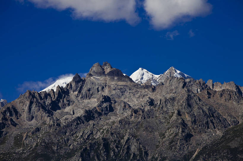 无人,横图,彩色,室外,白天,旅游,度假,美景,名胜古迹,山,山脉,雪山,标志建筑,地标,建筑,中国,亚洲,节日,遗迹,图片,古迹,文化,文物,娱乐,建设,古建筑,白云,风景,蓝天,天空,自然,祈祷,享受,休闲,健康,远景,旅游胜地,放松,许愿,摄影,宗教,地理,佛教,信仰,四川省,纪念,风光,宁静,祈求,空旷,自然风光,古文明,东亚,四川,喇嘛教,藏传佛教,甘孜藏族自治州,玛尼石,中华人民共和国,西南地区,川,甘孜,甘孜州,释教,平安,藏语系佛教,西藏佛教,嘛呢石,玛尼堆,bj174