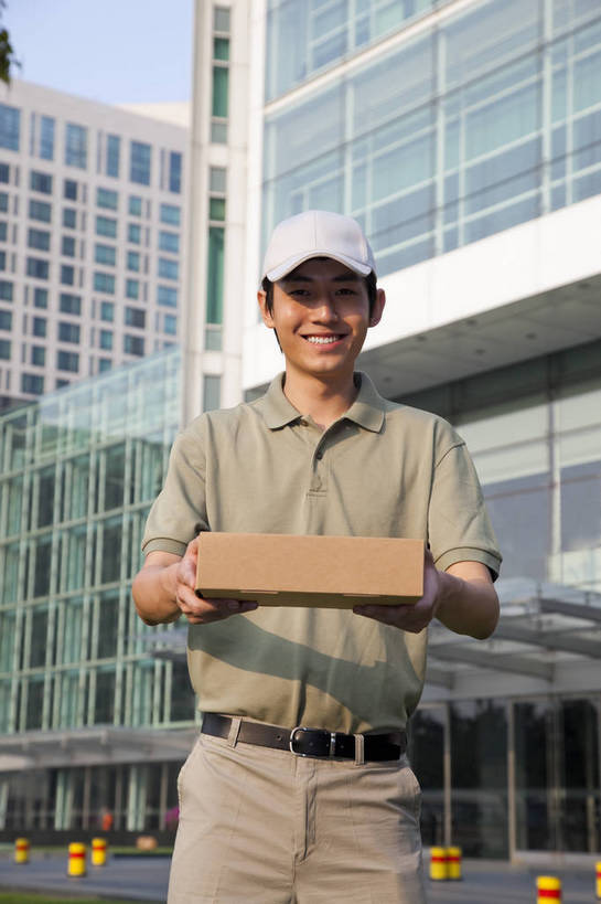 东方人,站,微笑,竖图,彩色,室外,白天,正面,商务,时尚,智慧,成功,职员,建筑,写字楼,北京,中国,仅一个人,包裹,图片,职业装,现代,现代建筑,盒子,工人,快递员,职业,商务楼,成熟,自信,摄影,青春,工作装,送货,精明,聪明,男人,男性,年轻男性,亚洲人,中国人,年轻人,白领,商人,上班族,员工,半身,愉快,匠人,劳动者,体力工,金融街,白领阶层,办公室职员,bj174