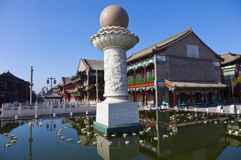 无人,寺庙,横图,彩色,室外,白天,旅游,度假,名胜古迹,标志建筑,地标,建筑,雕塑,中国,亚洲,遗迹,图片,景观,水池,建筑群,古迹,文物,娱乐,建设,古建筑,历史建筑,石柱,蓝色,蓝天,天空,天,享受,休闲,旅游胜地,放松,蒙,摄影,宗教,中国文化,古文明,东亚,内蒙古,呼和浩特,首府,中华人民共和国,华北地区,内蒙古自治区,呼和浩特市,玉泉区,旅行,大召寺,传统文化,bj174