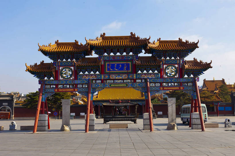无人,寺庙,横图,彩色,室外,白天,旅游,度假,名胜古迹,门,标志建筑,地标,建筑,中国,亚洲,遗迹,图片,牌楼,古迹,文物,娱乐,建设,古建筑,历史建筑,蓝色,蓝天,天空,天,享受,休闲,旅游胜地,放松,蒙,摄影,宗教,中国文化,古文明,东亚,内蒙古,呼和浩特,首府,中华人民共和国,华北地区,内蒙古自治区,呼和浩特市,玉泉区,旅行,大召寺,传统文化,飞檐,bj174