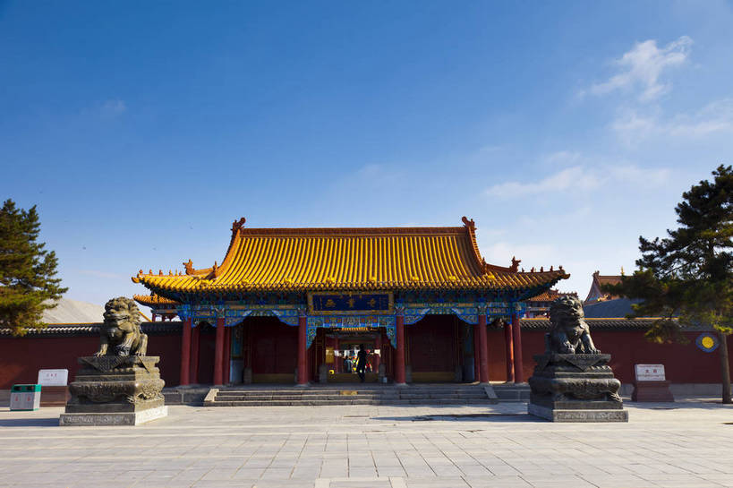 无人,寺庙,横图,彩色,室外,白天,旅游,度假,名胜古迹,门,标志建筑,地标,建筑,中国,亚洲,遗迹,雕像,图片,庭院,院子,古迹,文物,娱乐,建设,古建筑,历史建筑,蓝色,蓝天,天空,石狮,天,享受,休闲,旅游胜地,放松,蒙,摄影,宗教,中国文化,古文明,东亚,内蒙古,呼和浩特,首府,中华人民共和国,华北地区,内蒙古自治区,呼和浩特市,玉泉区,旅行,大召寺,传统文化,bj174