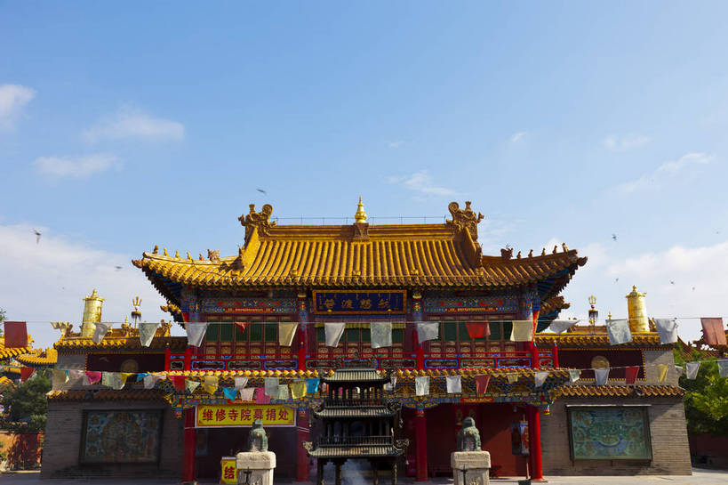 无人,寺庙,横图,彩色,室外,白天,旅游,度假,名胜古迹,门,标志建筑,地标,建筑,中国,亚洲,遗迹,雕像,图片,庭院,院子,古迹,文物,娱乐,建设,古建筑,历史建筑,蓝色,蓝天,天空,石狮,天,享受,休闲,旅游胜地,放松,蒙,摄影,宗教,中国文化,古文明,东亚,内蒙古,呼和浩特,首府,中华人民共和国,华北地区,内蒙古自治区,呼和浩特市,玉泉区,旅行,大召寺,传统文化,bj174