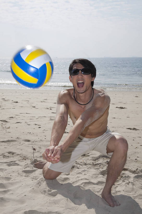 东方人,竖图,彩色,室外,白天,侧面,度假,时尚,成功,运动,排球,沙滩,广州,中国,仅一个人,图片,网,接球,沙滩排球,休闲装,娱乐,场地,自然,休闲,健康,活力,自信,摄影,生活方式,青春,俯冲,男人,男性,年轻男性,亚洲人,中国人,年轻人,海滩,全身,健身,愉快,bj174