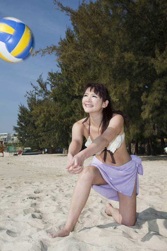东方人,竖图,彩色,室外,白天,侧面,度假,时尚,性感,运动,排球,沙滩,广州,中国,仅一个人,图片,网,美丽,接球,沙滩排球,休闲装,娱乐,场地,自然,休闲,健康,活力,可爱,美女,自信,摄影,生活方式,青春,优雅,俯冲,乐观,年轻女性,女人,女性,亚洲人,中国人,年轻人,海滩,全身,健身,愉快,bj174