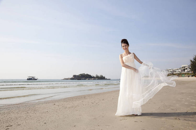 东方人,站,微笑,横图,彩色,室外,白天,正面,婚纱,裙子,度假,时尚,性感,沙滩,广州,中国,仅一个人,图片,美丽,自然,休闲,健康,活力,可爱,美女,自信,姿势,摄影,生活方式,青春,优雅,纱裙,乐观,年轻女性,女人,女性,亚洲人,中国人,年轻人,海滩,全身,礼服,愉快,bj174