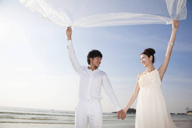 东方人,两个人,家庭,夫妻,走,微笑,横图,彩色,室外,白天,正面,婚纱,裙子,度假,时尚,沙滩,广州,中国,漫步,图片,美丽,自然,休闲,活力,可爱,亲密,自信,摄影,生活方式,青春,优雅,挥舞,亲近,亲情,纱裙,男人,男性,年轻男性,年轻女性,女人,女性,中国人,年轻人,海滩,半身,礼服,爱,愉快,bj174