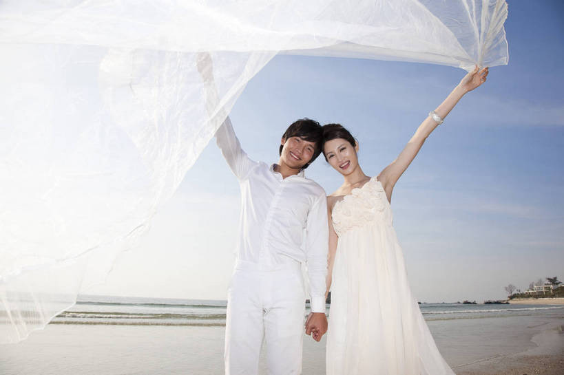 东方人,两个人,家庭,夫妻,走,微笑,横图,彩色,室外,白天,正面,婚纱,裙子,度假,时尚,沙滩,广州,中国,漫步,图片,美丽,自然,休闲,活力,可爱,亲密,自信,摄影,生活方式,青春,优雅,挥舞,亲近,亲情,纱裙,男人,男性,年轻男性,年轻女性,女人,女性,中国人,年轻人,海滩,半身,礼服,爱,愉快,bj174