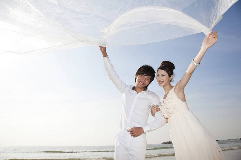 东方人,两个人,家庭,夫妻,走,微笑,横图,彩色,室外,白天,正面,侧面,婚纱,裙子,度假,时尚,沙滩,广州,中国,漫步,图片,美丽,自然,休闲,活力,可爱,亲密,自信,摄影,生活方式,青春,优雅,挥舞,亲近,亲情,纱裙,男人,男性,年轻男性,年轻女性,女人,女性,中国人,年轻人,海滩,半身,礼服,爱,愉快,bj174