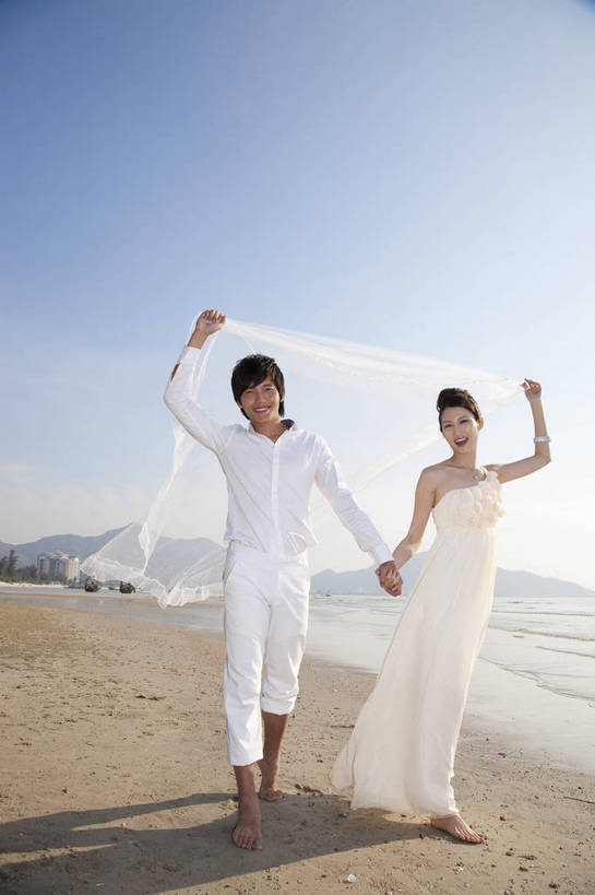 东方人,两个人,家庭,夫妻,走,微笑,竖图,彩色,室外,白天,正面,侧面,婚纱,裙子,度假,时尚,沙滩,广州,中国,漫步,图片,美丽,自然,休闲,活力,可爱,亲密,自信,摄影,生活方式,青春,优雅,挥舞,亲近,亲情,纱裙,男人,男性,年轻男性,年轻女性,女人,女性,中国人,年轻人,海滩,全身,礼服,爱,愉快,bj174