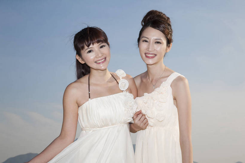 东方人,两个人,家庭,夫妻,站,微笑,横图,彩色,室外,白天,正面,婚纱,裙子,度假,时尚,沙滩,广州,中国,图片,美丽,自然,并肩,休闲,活力,可爱,亲密,自信,摄影,生活方式,青春,优雅,亲近,亲情,纱裙,男人,男性,年轻男性,年轻女性,女人,女性,中国人,年轻人,海滩,拉手,半身,礼服,爱,愉快,bj174