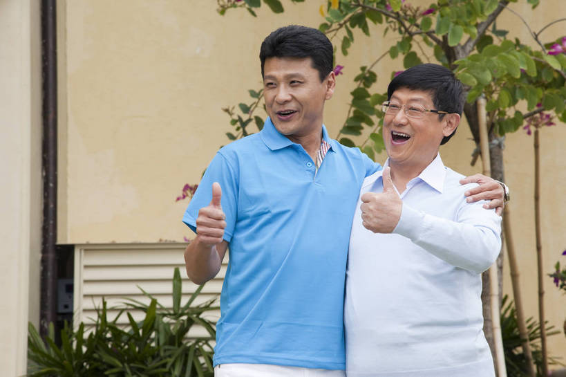 东方人,中年人,老年人,两个人,父亲,儿子,花园,站,微笑,横图,彩色,室外,白天,正面,度假,时尚,幸福,智慧,成功,别墅,建筑,酒店,广州,中国,突出,图片,称赞,表扬,现代建筑,老人,手势,休闲,健康,温馨,父子,休闲服,成熟,活力,竖,自信,摄影,生活方式,翘,高,夸奖,优秀,亲近,亲情,好,妙,顺利,出色,超群,杰出,卓越,奇妙,精明,聪明,老年男性,男人,男性,中年男性,亚洲人,中国人,大拇指,半身,爱,愉快,打手势,奢华,bj174
