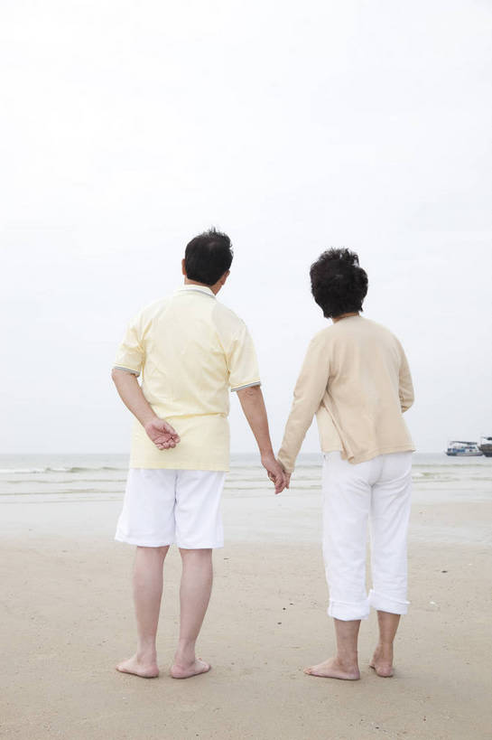 东方人,老年人,两个人,家庭,夫妻,走,竖图,彩色,室外,白天,爱情,度假,时尚,幸福,成功,沙滩,酒店,广州,中国,漫步,图片,浪漫,老人,背面,自然,休闲,健康,温馨,背影,休闲服,成熟,恩爱,活力,自信,恋人,摄影,生活方式,海滨,亲近,亲情,老年男性,老年女性,男人,男性,女人,女性,亚洲人,中国人,夫妇,情侣,海滩,拉手,全身,爱,愉快,伴侣,bj174