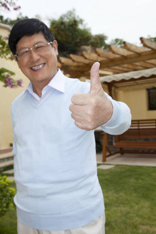 东方人,老年人,花园,站,微笑,竖图,彩色,室外,白天,侧面,度假,时尚,智慧,成功,别墅,建筑,酒店,广州,中国,仅一个人,突出,图片,称赞,表扬,现代建筑,老人,手势,休闲,健康,休闲服,成熟,活力,竖,自信,摄影,生活方式,翘,高,夸奖,优秀,好,妙,顺利,出色,超群,杰出,卓越,奇妙,聪明,老年男性,男人,男性,亚洲人,中国人,大拇指,半身,愉快,打手势,奢华,bj174