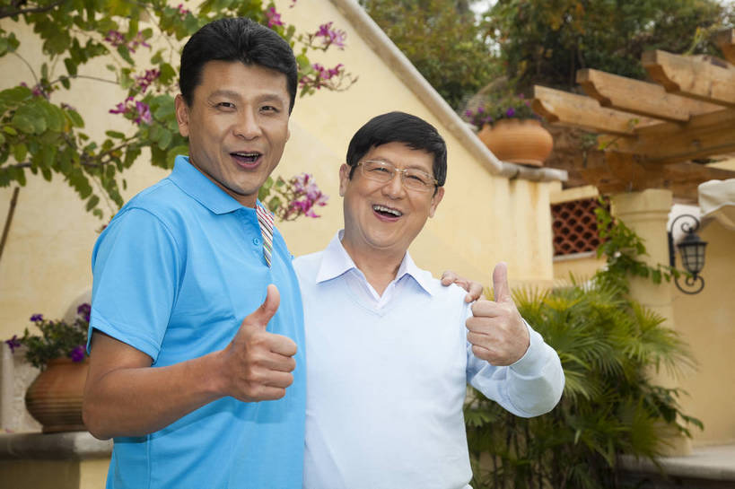 东方人,中年人,老年人,两个人,父亲,儿子,花园,站,微笑,横图,彩色,室外,白天,正面,侧面,度假,时尚,幸福,智慧,成功,别墅,建筑,酒店,广州,中国,突出,图片,称赞,表扬,现代建筑,老人,并肩,手势,休闲,健康,温馨,父子,休闲服,成熟,活力,竖,自信,摄影,生活方式,翘,高,夸奖,优秀,亲情,好,妙,顺利,出色,超群,杰出,卓越,奇妙,精明,聪明,老年男性,男人,男性,中年男性,亚洲人,中国人,大拇指,半身,爱,愉快,打手势,奢华,bj174