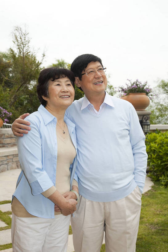 东方人,老年人,两个人,家庭,夫妻,花园,站,笑,竖图,彩色,室外,白天,侧面,爱情,度假,时尚,幸福,成功,别墅,建筑,酒店,广州,中国,图片,浪漫,现代建筑,老人,并肩,休闲,健康,温馨,休闲服,成熟,恩爱,活力,自信,恋人,摄影,生活方式,亲近,亲情,老年男性,老年女性,男人,男性,女人,女性,亚洲人,中国人,夫妇,情侣,半身,爱,愉快,伴侣,奢华,bj174