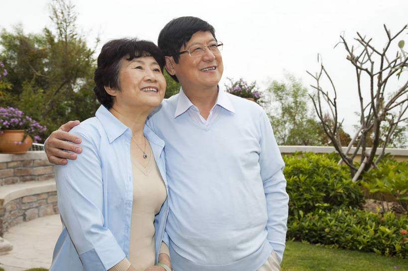 东方人,老年人,两个人,家庭,夫妻,花园,站,笑,横图,彩色,室外,白天,侧面,爱情,度假,时尚,幸福,成功,别墅,建筑,酒店,广州,中国,图片,浪漫,现代建筑,老人,并肩,休闲,健康,温馨,休闲服,成熟,恩爱,活力,自信,恋人,摄影,生活方式,亲近,亲情,老年男性,老年女性,男人,男性,女人,女性,亚洲人,中国人,夫妇,情侣,半身,爱,愉快,伴侣,奢华,bj174