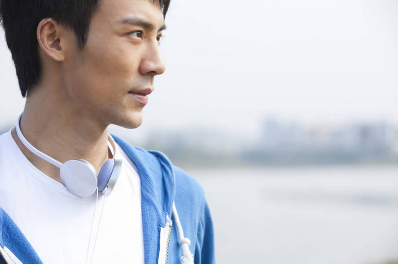 东方人,公园,站,微笑,横图,彩色,室外,白天,侧面,时尚,成功,湖,广州,中国,仅一个人,图片,郊外,娱乐,自然,耳麦,休闲,健康,休闲服,活力,自信,摄影,生活方式,青春,男人,男性,年轻男性,亚洲人,中国人,年轻人,半身,愉快,bj174