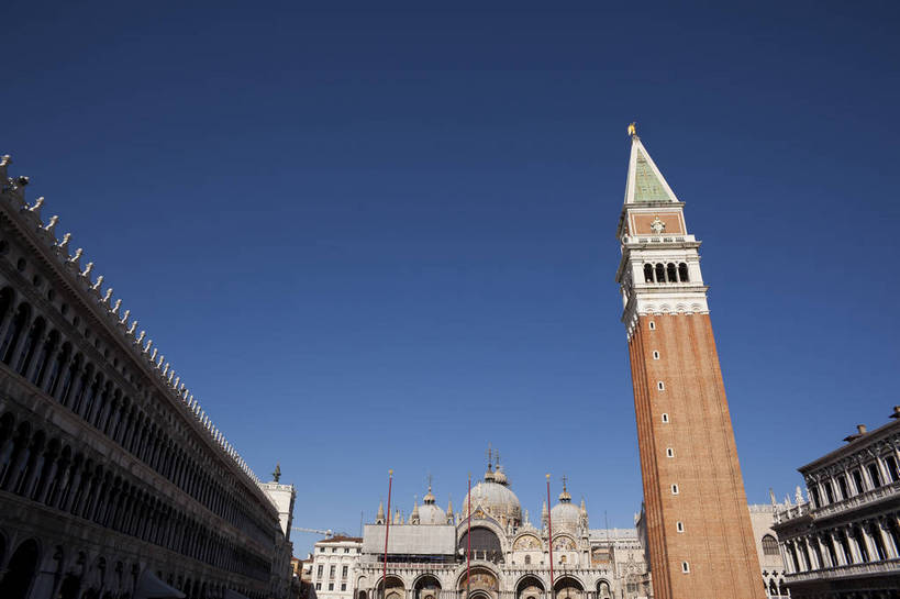 广场,教堂,横图,彩色,室外,白天,旅游,度假,名胜古迹,标志建筑,地标,建筑,意大利,威尼斯,遗迹,图片,建筑群,尖顶,古典,古迹,文物,娱乐,建设,古建筑,圆顶,地标建筑,享受,休闲,旅游胜地,放松,摄影,文明,古文明,世界文化遗产,圣马可广场,旅行,传统文化,bj174