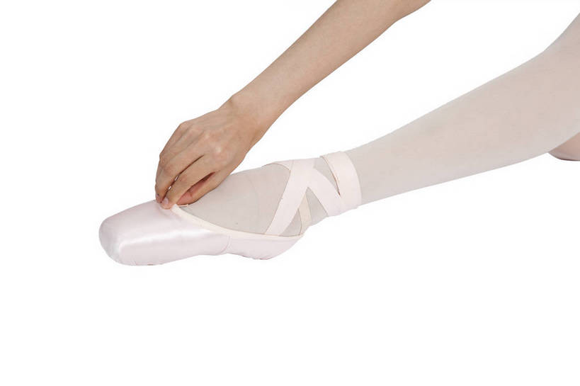 东方人,手,脚,腿,横图,彩色,室内,特写,白天,侧面,时尚,跳舞,芭蕾,北京,中国,仅一个人,图片,健康,活力,美女,平衡,摄影,青春,优雅,优美,舞蹈鞋,弹性,技能,年轻女性,女人,女性,亚洲人,中国人,年轻人,舞蹈演员,半身,影棚拍摄,愉快,舞蹈,bj174