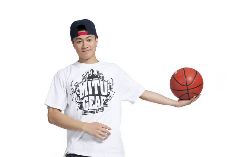 东方人,横图,彩色,室内,白天,正面,时尚,跳舞,热情,运动,篮球,北京,中国,仅一个人,运球,图片,街头,玩,休闲装,健康,个性,活力,激情,平衡,摄影,技巧,青春,街舞,酷,嘻哈,弹性,动感,技能,男人,男性,年轻男性,亚洲人,中国人,年轻人,半身,影棚拍摄,愉快,舞蹈,bj174