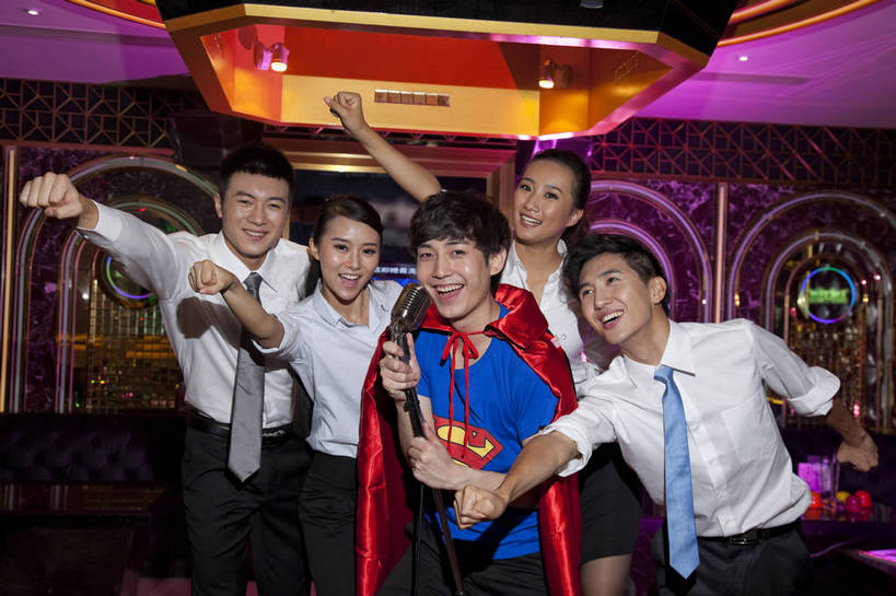 东方人,站,横图,彩色,室内,白天,正面,侧面,聚会,时尚,友谊,热情,房间,KTV,北京,中国,五个人,服装,图片,许多人,豪华,外套,衣服,一群人,享受,健康,团体,休闲服,披风,活力,可爱,狂欢,美女,唱歌,摄影,服饰,生活方式,ktv包厢,包厢,手舞足蹈,衣着,穿着,歌厅,斗篷,包房,乐观,ktv包房,衣饰,团结,男人,男性,年轻男性,年轻女性,女人,女性,亚洲人,中国人,年轻人,外衣,半身,派对,高兴,愉快,卡拉ok,奢华,莲蓬衣,bj174