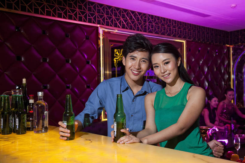 啤酒,东方人,两个人,坐,横图,彩色,室内,白天,正面,聚会,时尚,热情,房间,KTV,北京,中国,图片,豪华,喝酒,享受,健康,休闲服,活力,可爱,美女,亲密,摄影,生活方式,ktv包厢,包厢,歌厅,包房,乐观,ktv包房,男人,男性,年轻男性,年轻女性,女人,女性,亚洲人,中国人,年轻人,情侣,半身,派对,高兴,愉快,卡拉ok,奢华,bj174