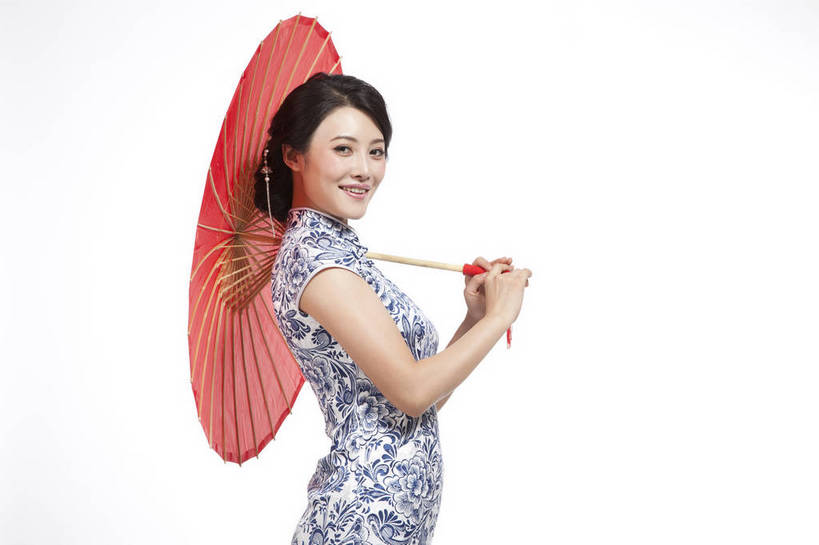 东方人,站,横图,彩色,室内,白天,抠图,白色背景,侧面,民族服装,时尚,成功,北京,中国,仅一个人,旗袍,伞,图片,古典,传统,撑伞,成熟,可爱,美女,竖,自信,摄影,生活方式,青春,优雅,端庄,乐观,年轻女性,女人,女性,亚洲人,中国人,年轻人,半身,影棚拍摄,礼服,愉快,bj174