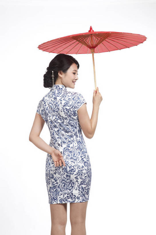 东方人,站,竖图,彩色,室内,白天,抠图,白色背景,民族服装,时尚,成功,北京,中国,仅一个人,旗袍,伞,图片,古典,传统,背面,撑伞,背影,成熟,可爱,美女,竖,自信,摄影,生活方式,青春,优雅,端庄,乐观,年轻女性,女人,女性,亚洲人,中国人,年轻人,半身,影棚拍摄,礼服,愉快,bj174