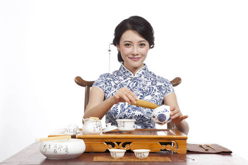 东方人,坐,横图,彩色,室内,白天,抠图,白色背景,正面,民族服装,时尚,成功,北京,中国,仅一个人,旗袍,图片,泡茶,古典,传统,茶具,成熟,可爱,美女,自信,摄影,生活方式,青春,优雅,茶艺,乐观,年轻女性,女人,女性,亚洲人,中国人,年轻人,半身,影棚拍摄,礼服,愉快,bj174