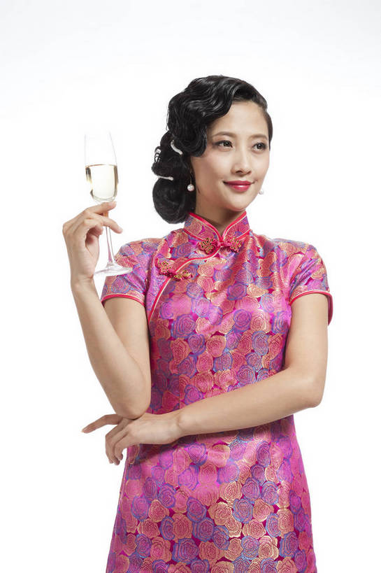 东方人,站,竖图,彩色,室内,白天,抠图,白色背景,正面,民族服装,时尚,成功,北京,中国,仅一个人,旗袍,图片,古典,传统,成熟,可爱,美女,竖,自信,举杯,摄影,生活方式,青春,优雅,品酒,乐观,妖娆,年轻女性,女人,女性,亚洲人,中国人,年轻人,半身,影棚拍摄,礼服,愉快,bj174