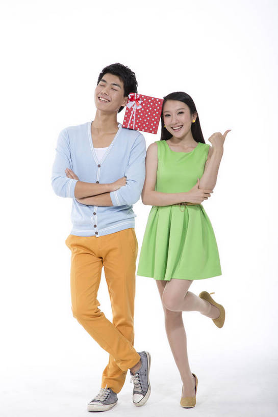 东方人,两个人,站,竖图,彩色,室内,白天,抠图,白色背景,正面,爱情,时尚,礼盒,北京,中国,图片,休闲,休闲服,活力,可爱,美女,竖,摄影,生活方式,青春,亲近,送礼,乐观,男人,男性,年轻男性,年轻女性,女人,女性,亚洲人,中国人,年轻人,情侣,全身,影棚拍摄,高兴,愉快,bj174