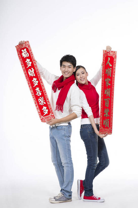 东方人,两个人,站,竖图,彩色,室内,白天,抠图,白色背景,侧面,爱情,时尚,北京,中国,对联,节日,庆祝,艺术,标志,图片,文字,字符,手工艺品,文化,标识,工艺品,庆典,休闲,喜庆,休闲服,汉字,活力,可爱,美女,竖,摄影,生活方式,纪念,青春,春联,高雅,中国文化,中文,自信心,品位,国文,华文,乐观,男人,男性,年轻男性,年轻女性,女人,女性,亚洲人,中国人,年轻人,情侣,全身,影棚拍摄,高兴,愉快,对子,楹联,bj174