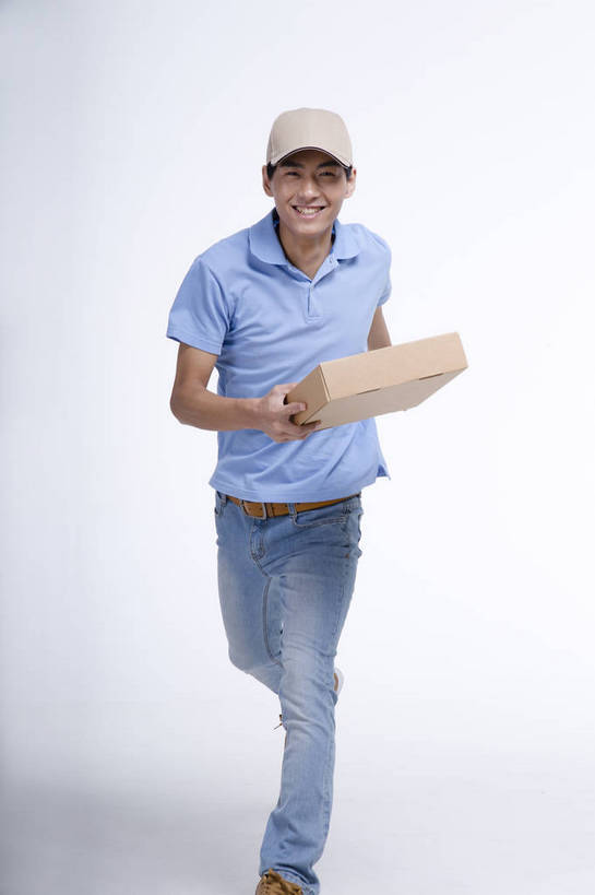 东方人,一个人,跑,竖图,彩色,室内,白天,抠图,白色背景,正面,工作服,北京,中国,工作,图片,职业装,盒子,快递员,职业,休闲,活力,可爱,竖,摄影,青春,送货,乐观,男人,男性,年轻男性,亚洲人,中国人,年轻人,全身,影棚拍摄,高兴,愉快,bj174