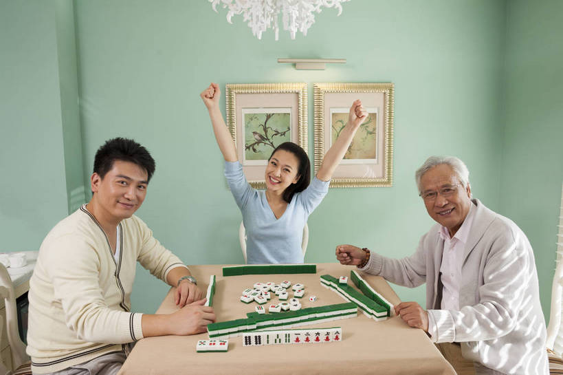 东方人,中年人,老年人,三个人,家庭,夫妻,横图,彩色,室内,白天,正面,侧面,聚会,度假,时尚,游戏,赌博,贪欲,幸福,竞争,玩具,北京,中国,图片,美丽,玩,娱乐,刺激,麻将,享受,休闲,健康,温馨,休闲服,成熟,活力,可爱,摄影,生活方式,活动,优雅,和睦,发泄,消遣,智力,亲情,赌具,居室,合家欢,团圆,投机,侥幸,欲望,宣泄,乐观,精明,男人,男性,年轻女性,女人,女性,中年男性,亚洲人,中国人,全家福,玩耍,嬉戏,半身,爱,高兴,愉快,胜负,输赢,奢华,bj174