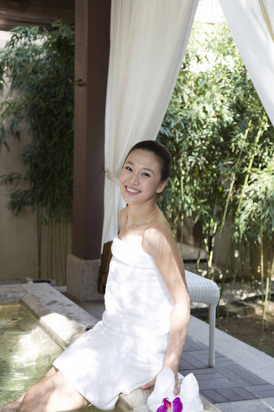 东方人,中年人,一个人,坐,竖图,彩色,室内,白天,侧面,时尚,幸福,温泉,浴室,北京,中国,图片,豪华,美丽,保养,泡脚,享受,休闲,健康,放松,活力,可爱,美女,美体,养生,摄影,生活方式,优雅,乐观,年轻女性,女人,女性,亚洲人,中国人,年轻人,半身,浴衣,高兴,愉快,奢华,bj174