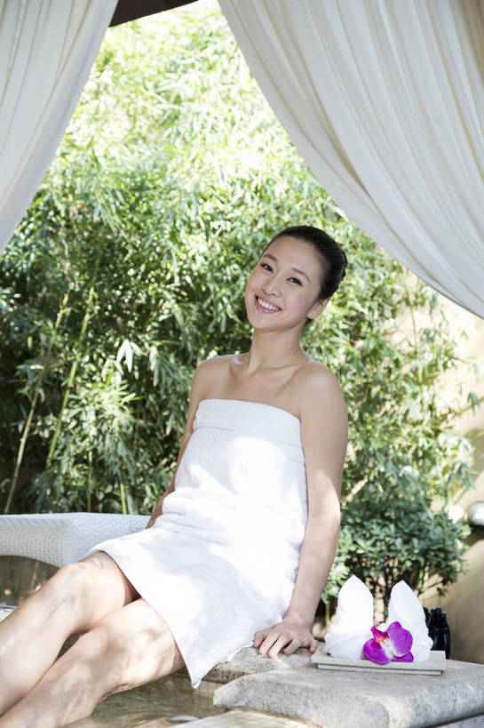 东方人,中年人,一个人,坐,竖图,彩色,室内,白天,侧面,时尚,幸福,温泉,浴室,北京,中国,图片,豪华,美丽,保养,泡脚,享受,休闲,健康,放松,活力,可爱,美女,美体,养生,摄影,生活方式,优雅,乐观,年轻女性,女人,女性,亚洲人,中国人,年轻人,半身,浴衣,高兴,愉快,奢华,bj174