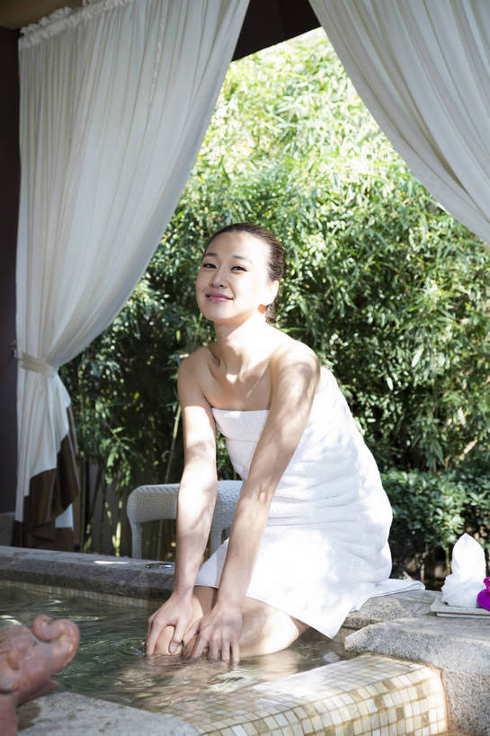 东方人,中年人,一个人,坐,竖图,彩色,室内,白天,侧面,时尚,幸福,温泉,浴室,北京,中国,图片,豪华,美丽,保养,泡脚,享受,休闲,健康,放松,活力,可爱,美女,美体,养生,摄影,生活方式,优雅,乐观,年轻女性,女人,女性,亚洲人,中国人,年轻人,全身,浴衣,高兴,愉快,奢华,bj174