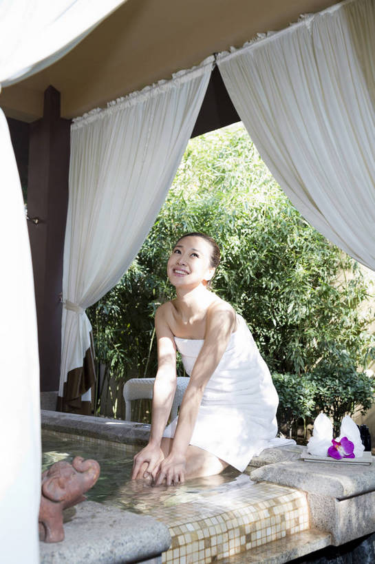 东方人,中年人,一个人,坐,竖图,彩色,室内,白天,侧面,时尚,幸福,温泉,浴室,北京,中国,图片,豪华,美丽,保养,泡脚,享受,休闲,健康,放松,活力,可爱,美女,美体,养生,摄影,生活方式,优雅,乐观,年轻女性,女人,女性,亚洲人,中国人,年轻人,全身,浴衣,高兴,愉快,奢华,bj174