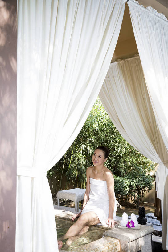 东方人,中年人,一个人,坐,竖图,彩色,室内,白天,侧面,时尚,幸福,温泉,浴室,北京,中国,图片,豪华,美丽,保养,泡脚,享受,休闲,健康,放松,活力,可爱,美女,美体,养生,摄影,生活方式,优雅,乐观,年轻女性,女人,女性,亚洲人,中国人,年轻人,全身,浴衣,高兴,愉快,奢华,bj174