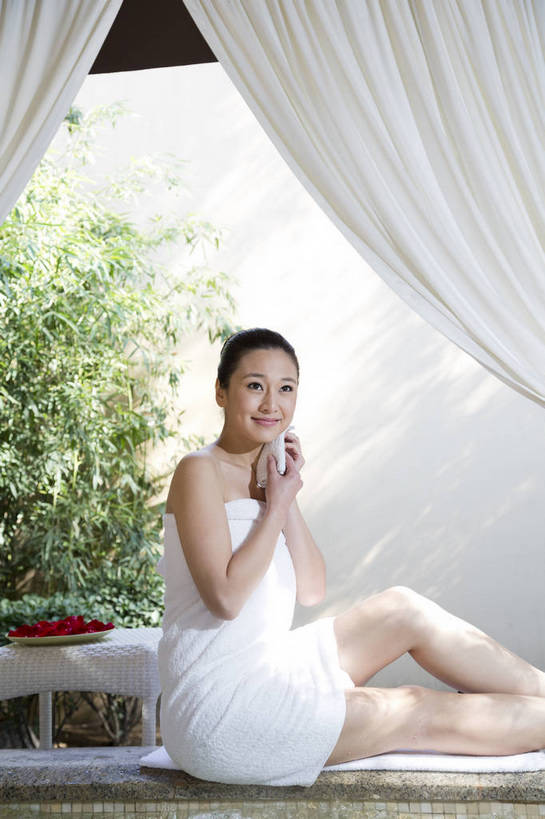 东方人,中年人,一个人,坐,竖图,彩色,室内,白天,侧面,时尚,幸福,温泉,浴室,北京,中国,护肤,图片,豪华,美丽,保养,泡脚,享受,休闲,健康,放松,活力,可爱,美女,美体,养生,摄影,生活方式,优雅,乐观,年轻女性,女人,女性,亚洲人,中国人,年轻人,半身,浴衣,高兴,愉快,奢华,bj174
