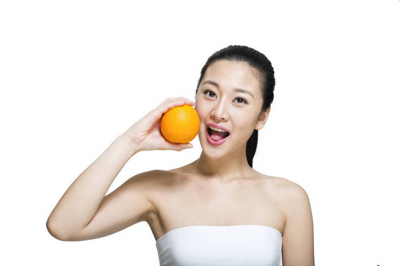 东方人,五官,脸,笑,横图,彩色,室内,特写,白天,留白,抠图,白色背景,正面,美容,时尚,水果,北京,中国,仅一个人,护肤,图片,营养,休闲,表情,成熟,可爱,美女,平衡,自信,摄影,生活方式,精致,青春,优雅,乐观,年轻女性,女人,女性,亚洲人,中国人,年轻人,面部,橙子,半身,影棚拍摄,愉快,bj174