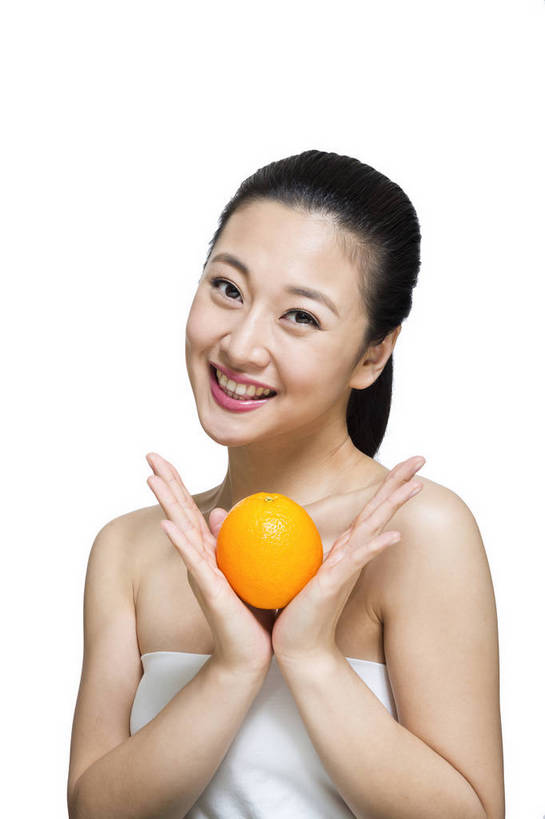 东方人,五官,脸,笑,竖图,彩色,室内,特写,白天,留白,抠图,白色背景,侧面,美容,时尚,水果,北京,中国,仅一个人,护肤,图片,营养,休闲,表情,成熟,可爱,美女,平衡,自信,摄影,生活方式,精致,青春,优雅,乐观,年轻女性,女人,女性,亚洲人,中国人,年轻人,面部,橙子,半身,影棚拍摄,愉快,bj174