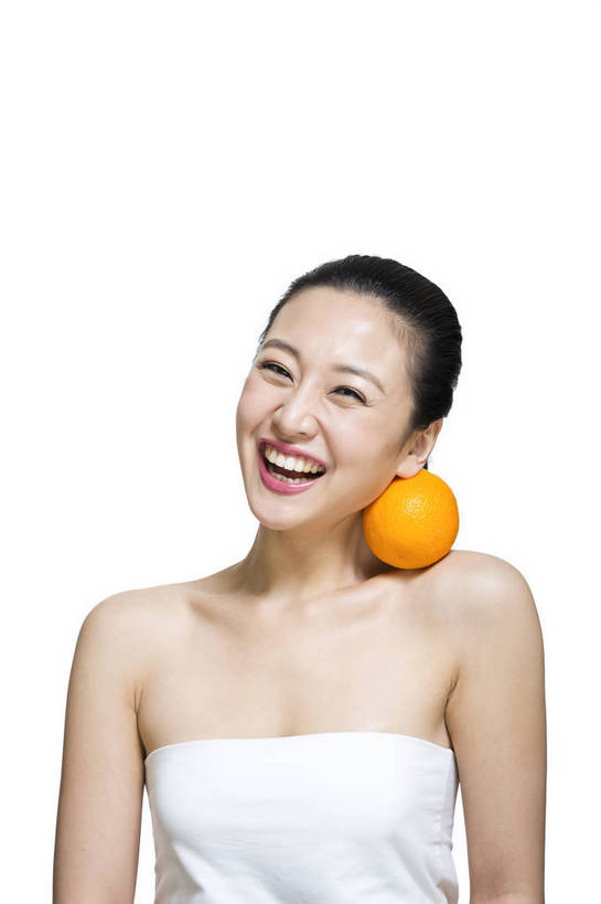 东方人,五官,脸,笑,竖图,彩色,室内,特写,白天,留白,抠图,白色背景,正面,美容,时尚,水果,北京,中国,仅一个人,护肤,图片,营养,休闲,表情,成熟,可爱,美女,平衡,自信,摄影,生活方式,精致,青春,优雅,乐观,年轻女性,女人,女性,亚洲人,中国人,年轻人,面部,橙子,半身,影棚拍摄,愉快,bj174