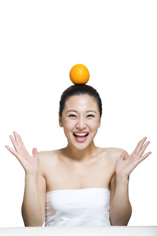 东方人,五官,脸,笑,竖图,彩色,室内,特写,白天,留白,抠图,白色背景,正面,美容,时尚,水果,北京,中国,仅一个人,护肤,图片,营养,休闲,表情,成熟,可爱,美女,平衡,自信,摄影,生活方式,精致,青春,优雅,乐观,年轻女性,女人,女性,亚洲人,中国人,年轻人,面部,橙子,半身,影棚拍摄,愉快,bj174