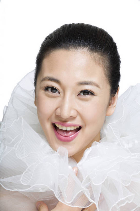 东方人,五官,脸,笑,竖图,彩色,室内,特写,白天,留白,抠图,白色背景,正面,美容,时尚,北京,中国,仅一个人,护肤,图片,纱巾,围巾,休闲,表情,成熟,可爱,美女,自信,摄影,头像,生活方式,精致,青春,优雅,肖像,乐观,年轻女性,女人,女性,亚洲人,中国人,年轻人,面部,影棚拍摄,愉快,bj174